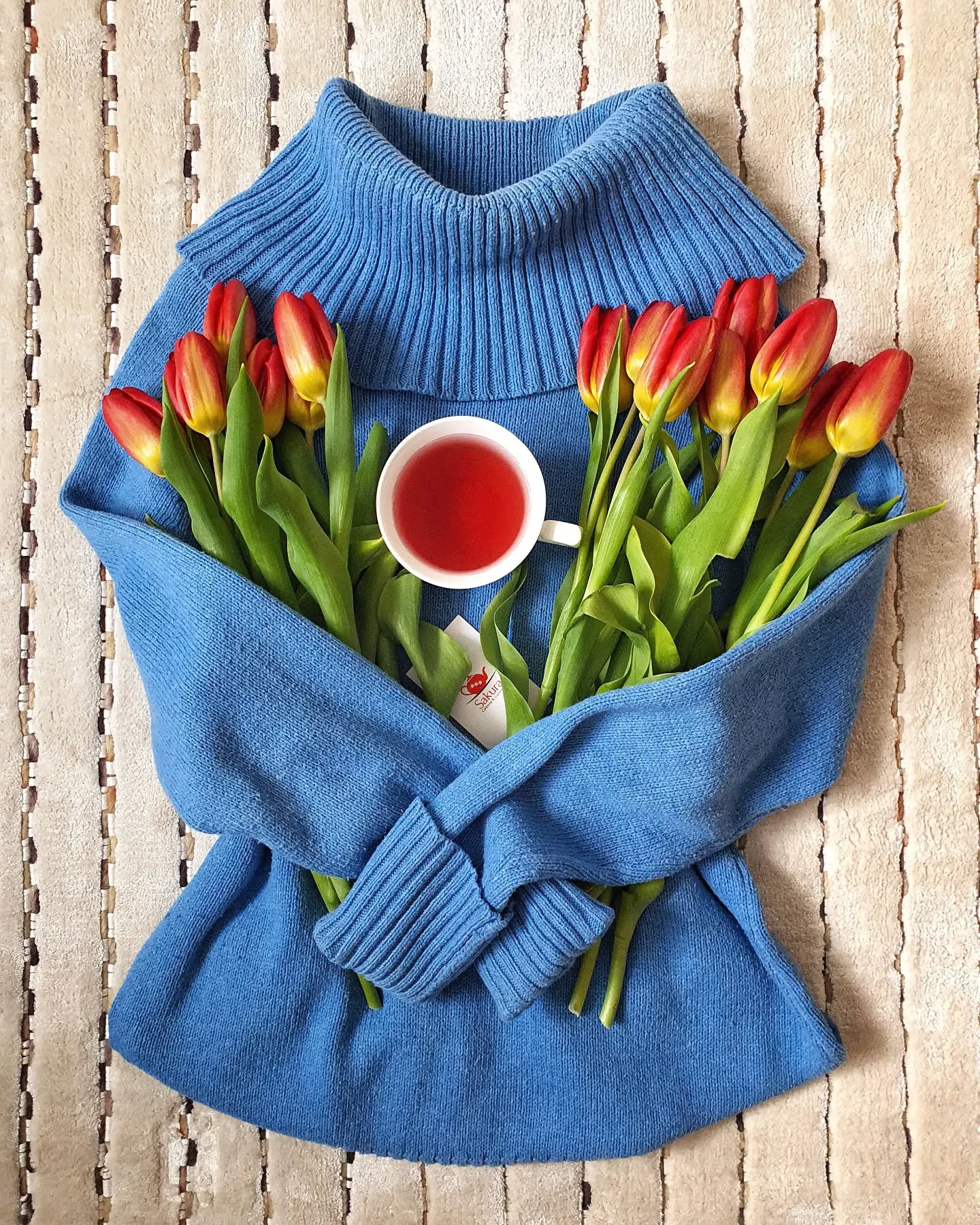 landing.followUs.alt